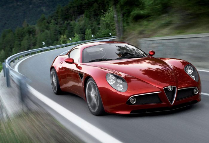 اتومبیل Alfa Romeo قرمز رنگ